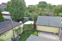 Ausblick zum Garten und Nebengebäuden