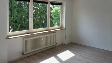 Wohnzimmer - Blick rechte Seite - großes Wohnzimmerfenster - Wohnung kaufen in Bayreuth - Schöne solide Wohnung in Bayreuth