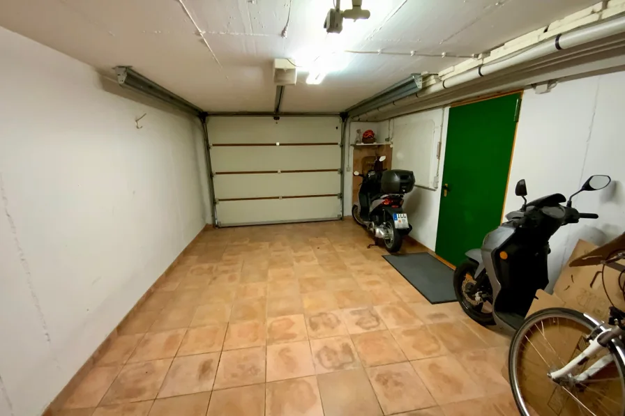 Garage mit elektrischem Tor
