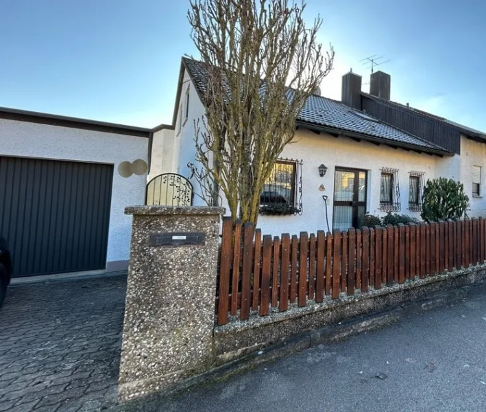 Hausansicht - Haus mieten in Ansbach - Großzügiges Wohnhaus mit herrlicher Aussicht