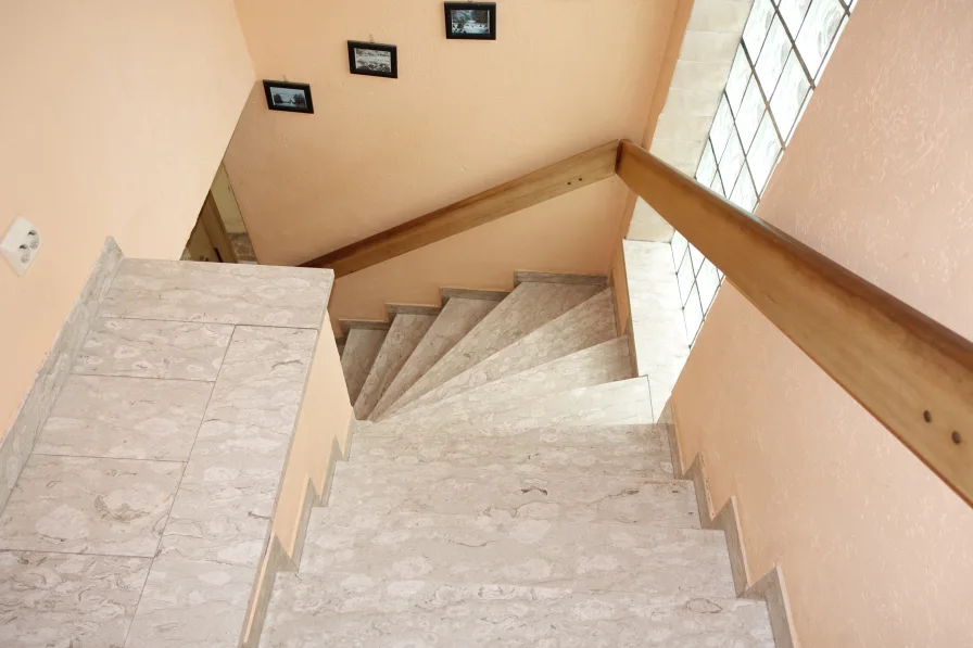 Treppenaufgang zur Wohnung im Obergeschoss