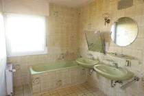 großes Badezimmer mit Doppelwaschbecken und Wanne
