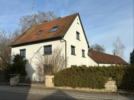 Ansicht Südosten - Haus kaufen in Dürrwangen - Modernes Ein- bis Zweifamilienhaus mit Anbau und großem Grundstück