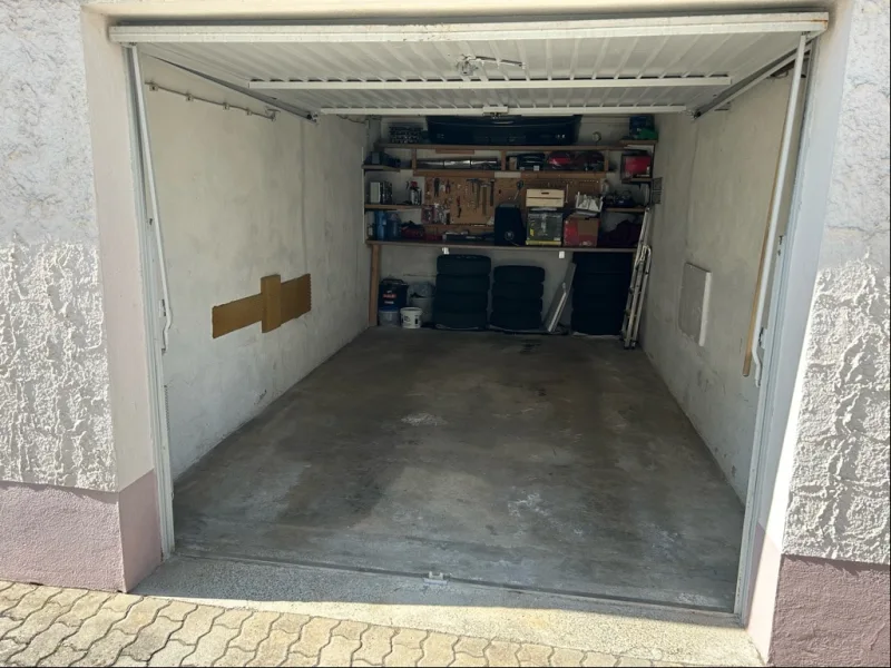 Garage mit elektrischem Tor