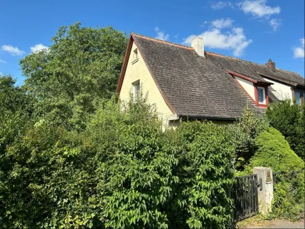 Blick von der Straße aufs Anwesen - Haus kaufen in Rothenburg - Eigenheim mit Potential