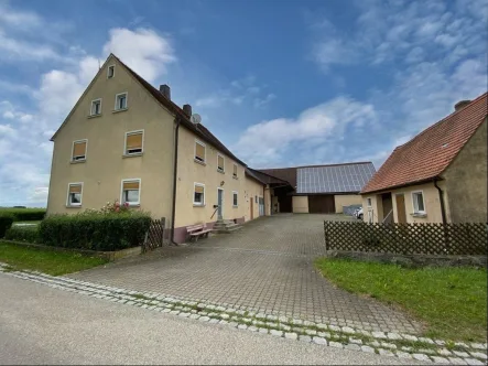 Gesamtansicht - Haus kaufen in Aurach - Ehemaliges landwirtschaftliches Anwesen mit Potential in ruhiger Ortsrandlage/ Ortsteil