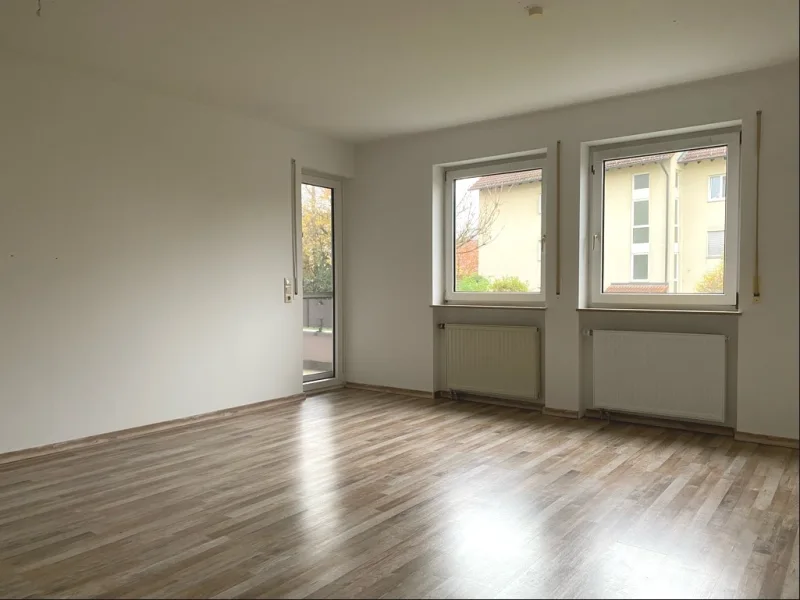 Wohnzimmer mit Zugang zur Loggia und Terrasse