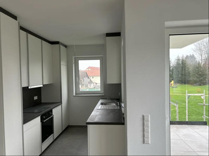 Einbauküche mit Zugang Balkon - Wohnung mieten in Weiltingen - Mietwohnung zum Erstbezug in Weiltingen