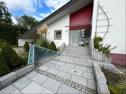 Hauseingang - Haus kaufen in Gallmersgarten - Hier lässt es sich gut LEBEN - Bungalow mit großzügigem Gartenparadies im Ortsteil Steinach/ Bahnhof