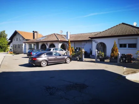 Außenansicht Wohneinheit 1 und 2 - Haus kaufen in Kirchberg i.Wald - Wohn-/Geschäftshaus in Kirchberg i.Wald