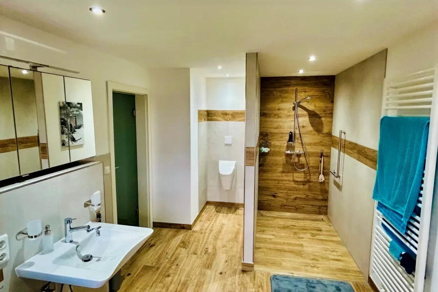 modernes Badezimmer im Erdgeschoss