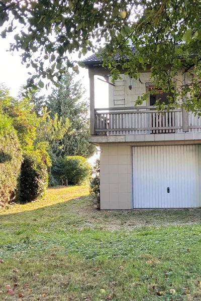 Garage und Balkon