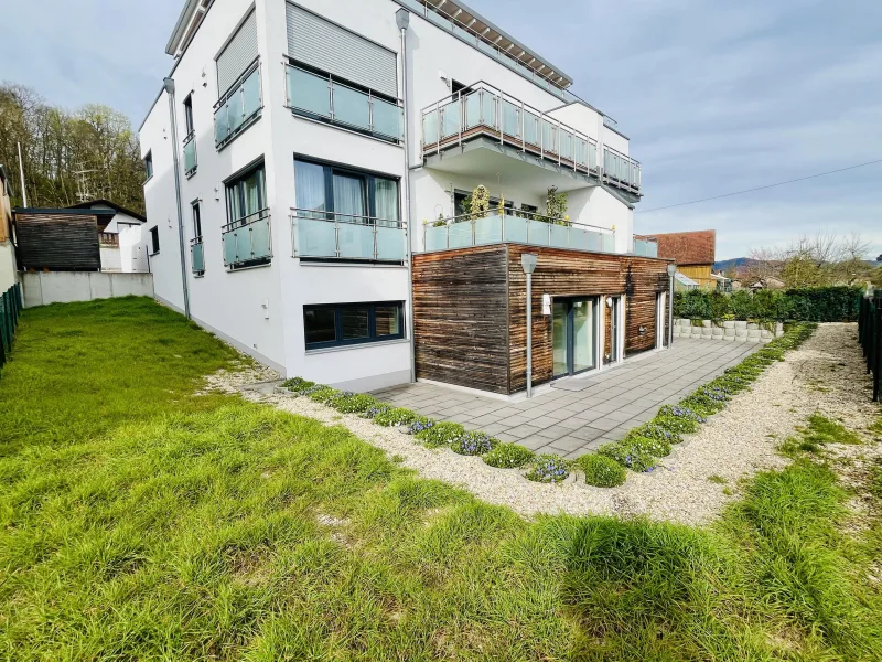 sonnige Terrasse und eigener Garten - Wohnung kaufen in Deggendorf - Neuwertige 4-Zimmer Wohnung mit Terrasse und Garten