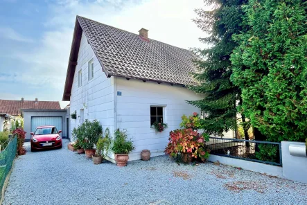 Zufahrt zum Eigenheim - Haus kaufen in Osterhofen - Freiraum im Grünen - Haus, Garage und mehr! 