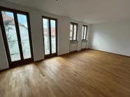 Wohnzimmer mit Zugang zum Balkon