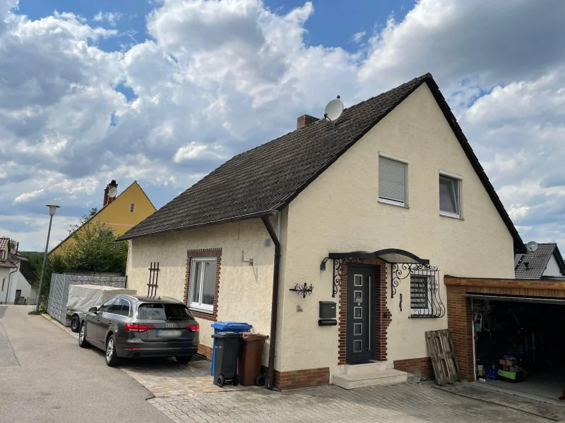 Außenansicht - Haus kaufen in Siegenburg - vermietetes Einfamilienhaus mit Garage in Siegenburg