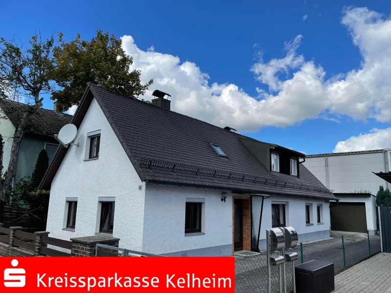 Südwestansicht - Haus kaufen in Abensberg - Einfamilienhaus mit Garage und Nebengebäude in Abensberg