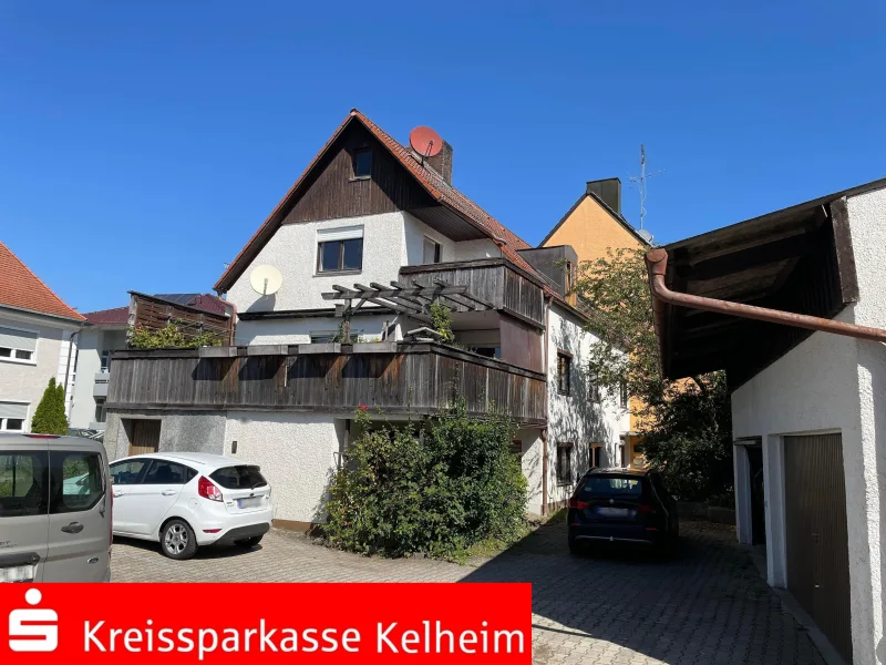 Süd-Ost-Ansicht mit Garagen - Haus kaufen in Au - Vermietetes Mehrparteienhaus in Au/Hallertau zu verkaufen