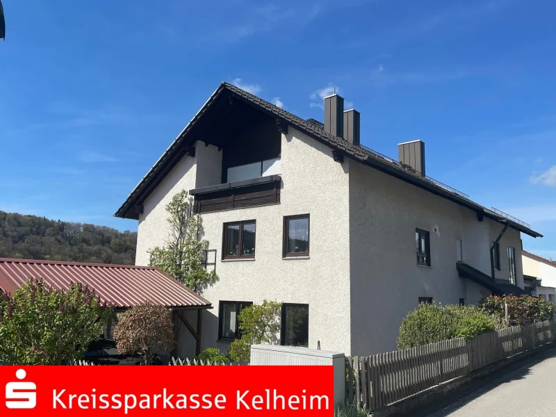 Nordostansicht - Haus kaufen in Riedenburg - Attraktives Zweifamilienhaus auf der „Sonnenseite“ von Riedenburg