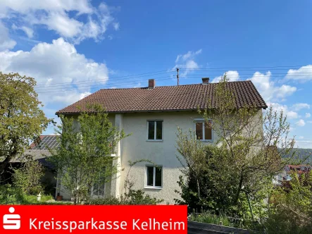 Außenansicht - Haus kaufen in Kelheim - Älteres Zweifamilienhaus mit viel Potential in Kelheim-Affecking