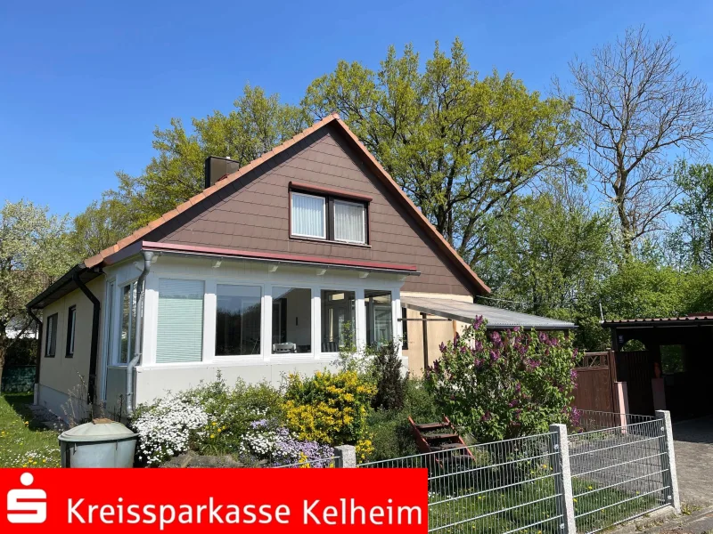 Außenansicht - Haus kaufen in Siegenburg - gepflegtes Einfamilienhaus mit Garage und Carport in Siegenburg