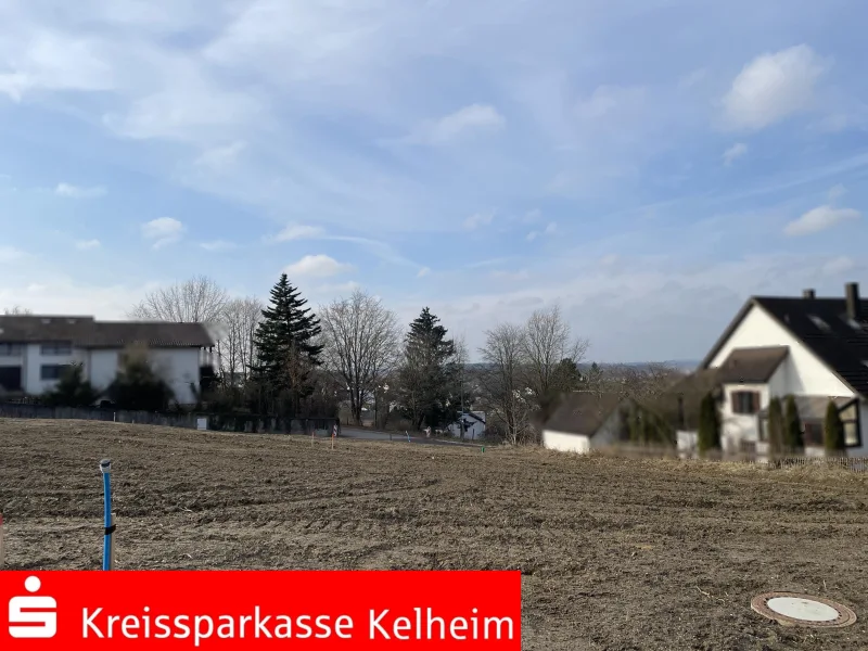 Blick auf das Baugrundstück - Grundstück kaufen in Mainburg - Baugrundstück für ein Einfamilienhaus im Neubaugebiet  in exponierter Lage über Mainburg