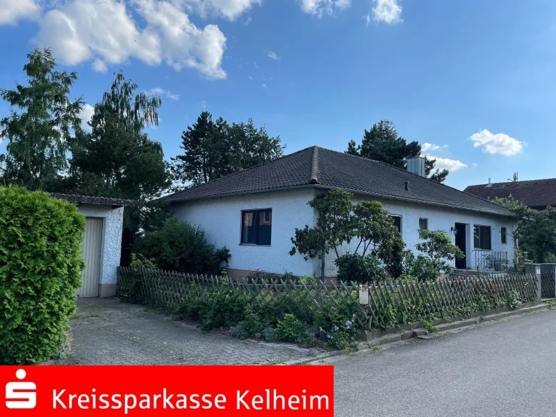 Außenansicht - Haus kaufen in Biburg - Weitläufiger Bungalow mit Garage in Biburg