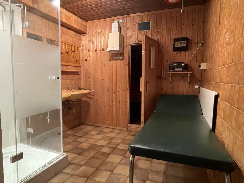 Sauna mit Dusche im Untergeschoss