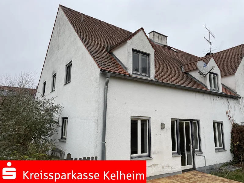 Südseite - Haus kaufen in Rudelzhausen - renovierungsbedürftiges Reiheneckhaus mit Garage und Stellplatz in Tegernbach bei Au/Hallertau 