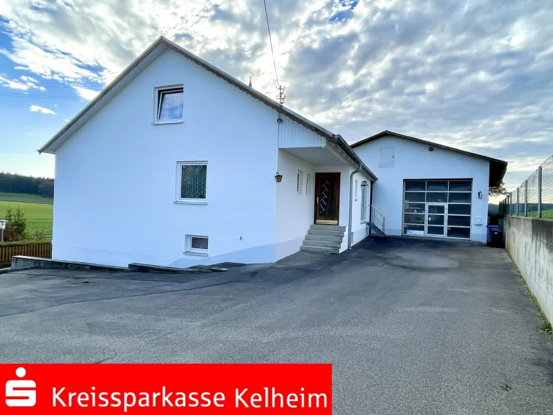 Ostansicht - Haus kaufen in Kelheim - Wohnhaus mit Halle/Werkstatt in Kelheim-Thaldorf - Viel Platz für Wohnen, Hobby und Geschäft!