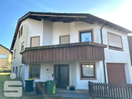 Hausansicht - Haus kaufen in Wunsiedel - Doppelhaushälfte mit Einliegerwohnung 