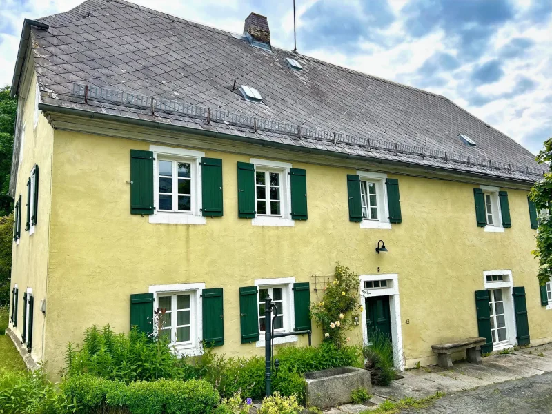 Hausansicht - Haus kaufen in Wunsiedel - Bauernhaus mit Einliegerwohnung