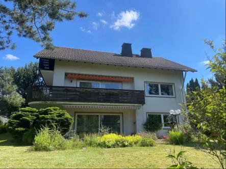 Rückansicht - Haus kaufen in Hof - traumhafte Lage - wunderschöner großer Garten