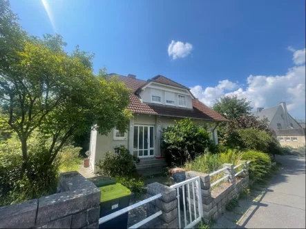 Straßenansicht - Haus kaufen in Hof - schönes Einfamilienhaus in ruhiger Lage