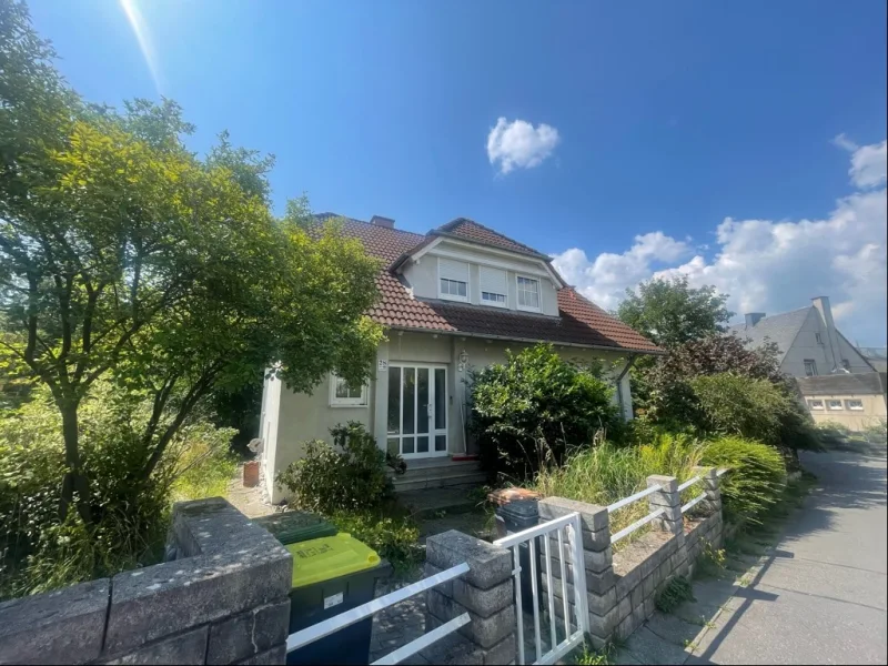 Straßenansicht - Haus kaufen in Hof - schönes Einfamilienhaus in ruhiger Lage