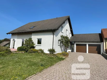 Straßenansicht - Haus kaufen in Bad Steben - Zweifamilienhaus in Bad Steben