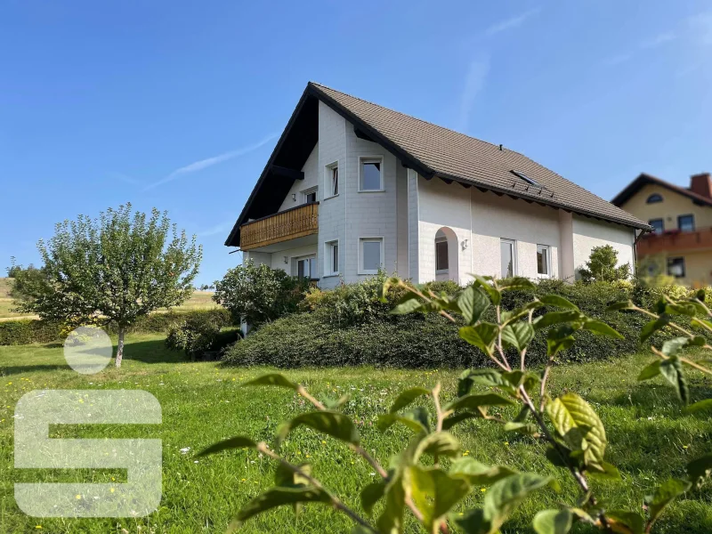 Gartenansicht - Haus kaufen in Bad Steben - Zweifamilienhaus in Bad Steben