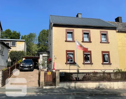 Straßenansicht - Haus kaufen in Lichtenberg - Doppelhaushälfte in Lichtenberg