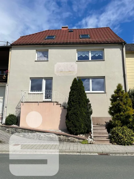 Strassenansicht - Haus kaufen in Issigau - Wohnhaus in Issigau