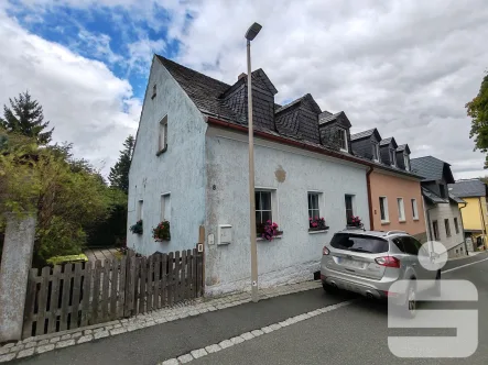 Straßenansicht - Haus kaufen in Oberkotzau - Doppelhaushälfte in Oberkotzau