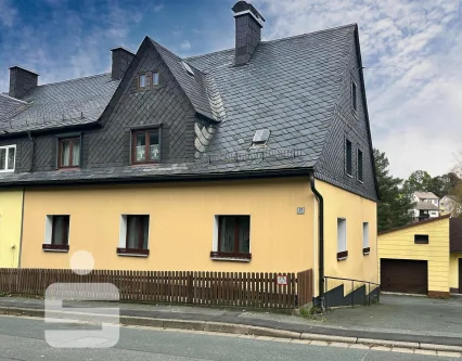 Straßenansicht - Haus kaufen in Geroldsgrün - Doppelhaushälfte in Geroldsgrün