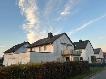 Ansicht von Straße - Haus kaufen in Zell - Zweifamilienhaus in Zell