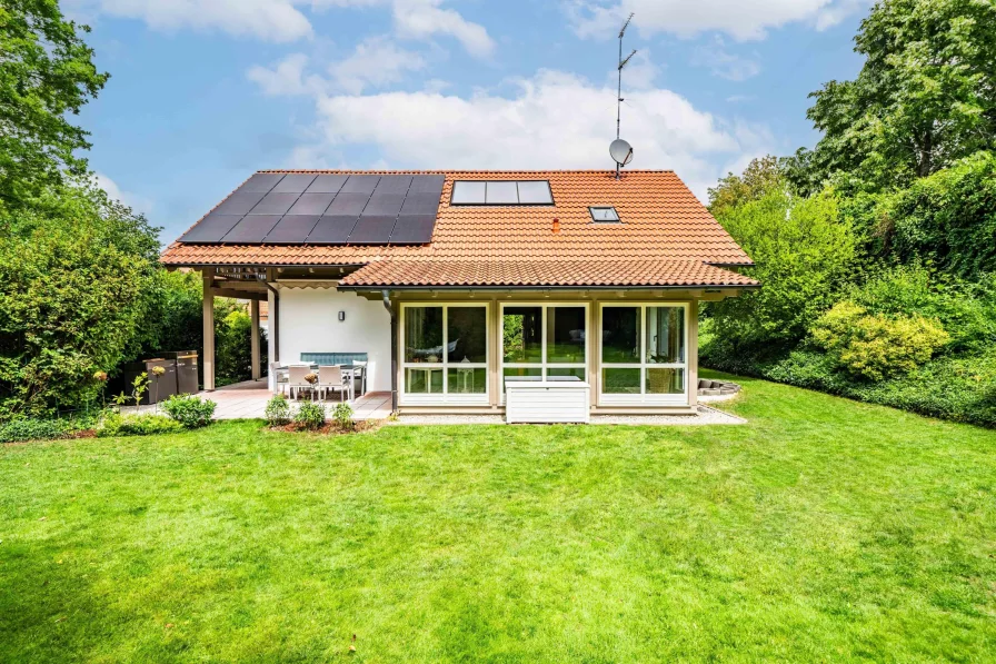 Südansicht mit Wintergarten - Haus kaufen in Pürgen - Energieeffizientes Wohlfühlhaus mit Traumgarten