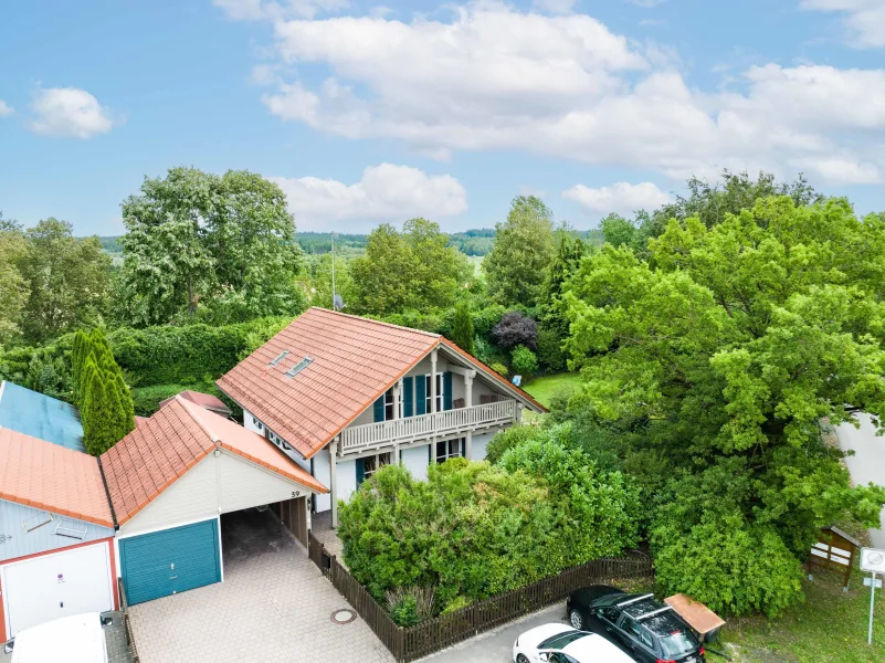 Einfahrt, Garage und Carport