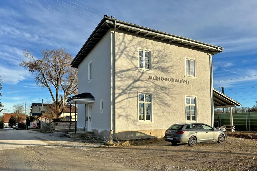 seitliche Ansicht Hauseingang - Haus kaufen in Weil - Alter Bahnhof in Schwabhausen als ZFH