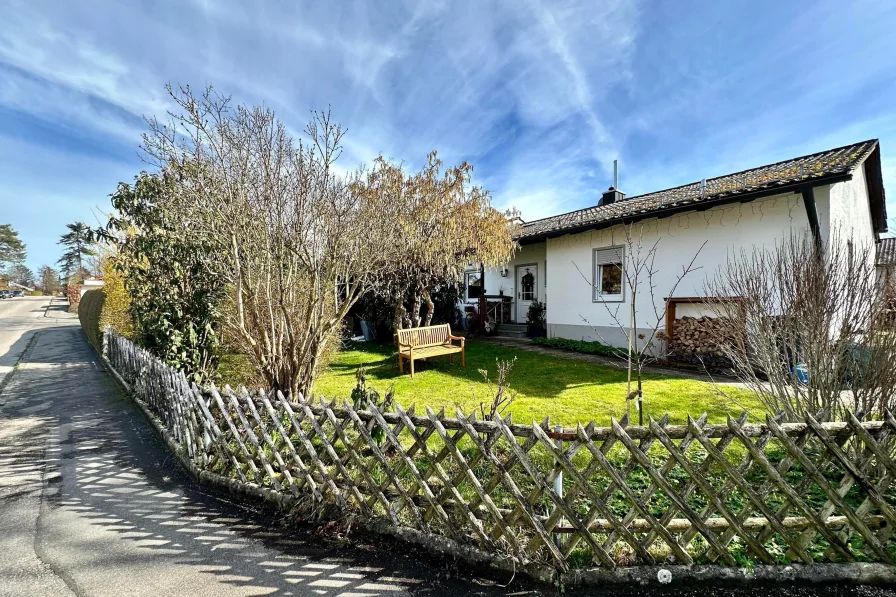 Hausansicht - Haus kaufen in Landsberg - Bungalow in begehrter Lage in Landsberg-Ost