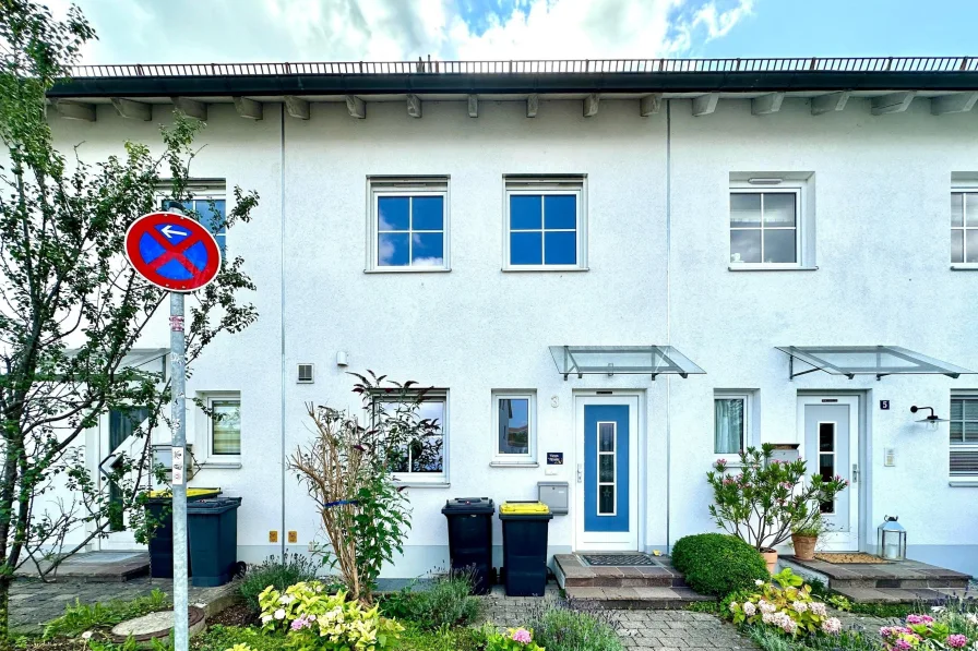 Hausansicht Eingang - Haus kaufen in Landsberg - Reihenmittelhaus in Landsberg Ost