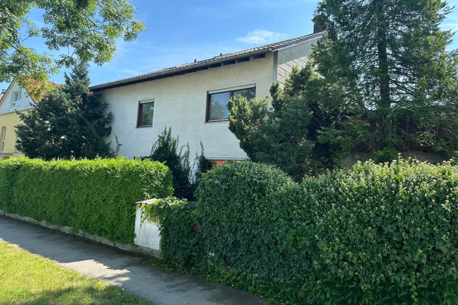 Ansicht von Norden - Haus kaufen in Landsberg - Renovierungsbedürftiges Haus im Landsberger Westen