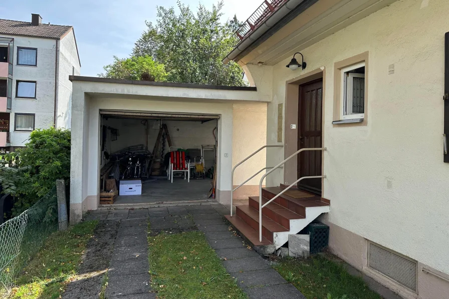 Garage und Eingangsbereich