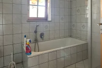 Bad im EG mit Wanne und Dusche